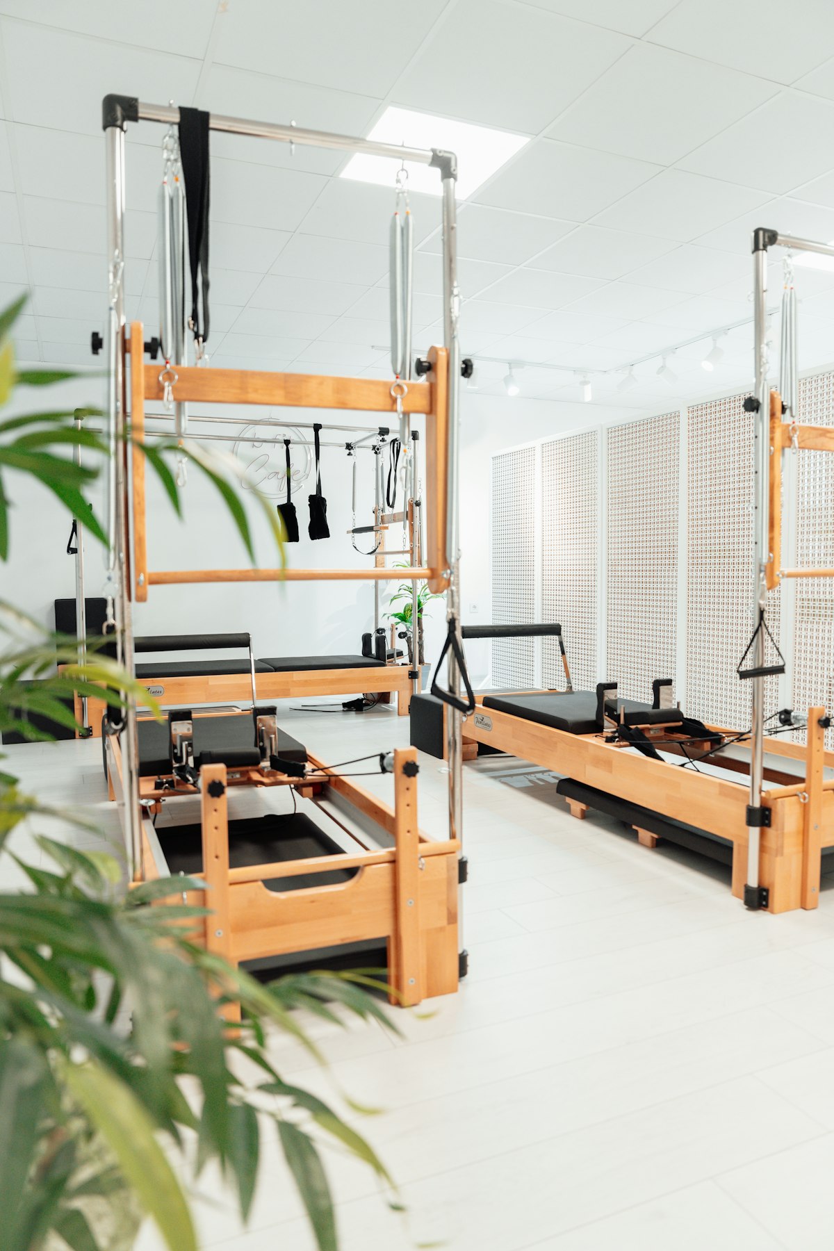 Oak reformer with tower frame, springs and straps